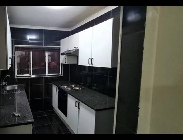 2 BEDROOM PROPERTY TO RENT IN WINDSOR WEST